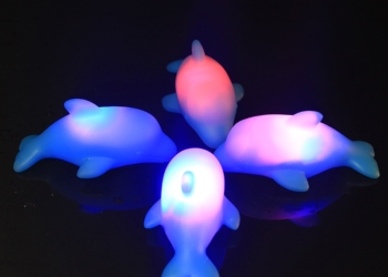 1pc Baby Water Flashing Floating Dolphins Automatic Led Lighting up Beach Play Toys